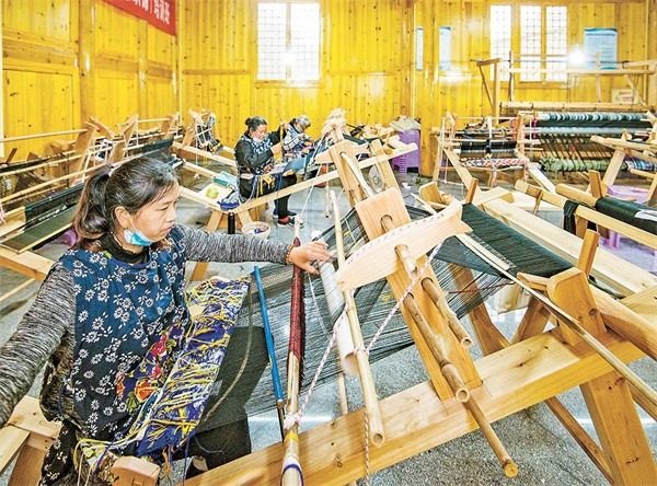 秀山土家族苗族自治县清溪场镇大寨村，土家织锦非遗工坊内，绣娘正在加紧生产土家织锦。